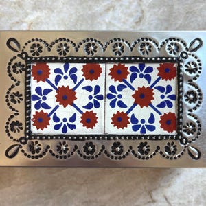 Joyero rectangular de hojalata hecho a mano con dos azulejos de Talavera
