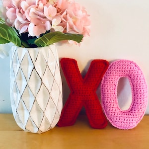 Crochet Pattern Valentine's Day.  Red and Pink Home Decor pattern.  Hugs and Kisses DIY Vday.