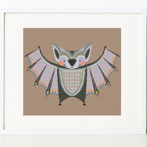 Pu&ograve; includere: Un pipistrello geometrico con ali colorate su uno sfondo marrone. Il pipistrello ha un corpo grigio con guance rosa e occhi neri.
