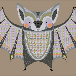 Pu&ograve; includere: Un'illustrazione stilizzata di un pipistrello con un motivo geometrico sulle ali e sul corpo. Il pipistrello &egrave; grigio, nero, arancione, giallo, rosa e viola.