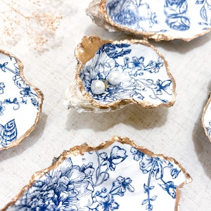 Blue & White Oyster Shell Ring Dish, Handmade Trinket Dish, Jewelry Dish, Beach Themed Wedding, Bridal Shower Gift