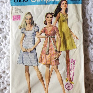 Puede incluir: Patrón de costura Simplicity vintage, con ilustraciones de tres mujeres con vestidos. El número de patrón es 8186, con talla 10 y contorno de busto de 82,5 cm. La portada tiene un esquema de color azul y blanco.