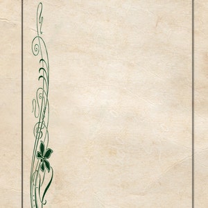 Może przedstawiać: Pusta, kremowa etykieta prezentowa z ciemnozielonym wzorem kwiatowym po lewej stronie. Etykieta ma otwór u góry na sznurek lub wstążkę.