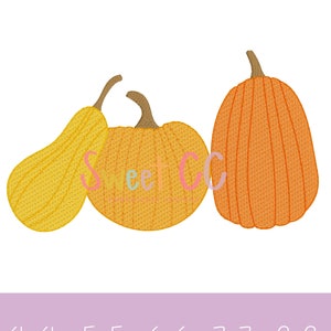 Op de afbeelding: Een geborduurd ontwerp met drie pompoenen in gele en oranje tinten. De pompoenen hebben getextureerde details en bruine stelen. De tekst "Sweet CC" staat in het midden. Daaronder staan de maten 4x4, 5x5, 6x6, 7x7 en 8x8.