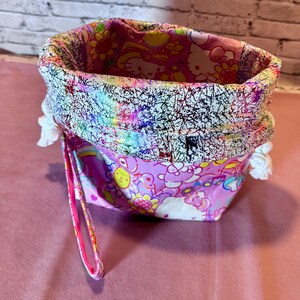 Pode incluir: Um conjunto de tr&ecirc;s canecas de cer&acirc;mica com acabamento fosco e salpicado. As canecas s&atilde;o em tons de creme, cinza claro e cinza escuro. Cada caneca tem um design simples e minimalista.