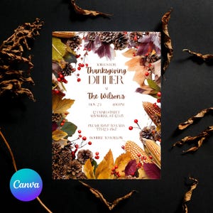 Puede incluir: Invitación a la cena de Acción de Gracias con borde de follaje otoñal. La invitación incluye el texto "Join us for Thanksgiving Dinner at The Wilson's" con fecha, hora y detalles de la dirección. El diseño presenta maíz, hojas y bayas.