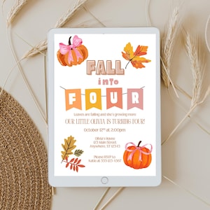 Puede incluir: Una taza de cerámica blanca con asa negra y el texto "But First, Coffee" en negrita negra. La taza se encuentra sobre un fondo borroso.