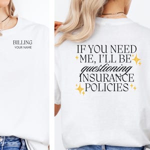 Op de afbeelding: Wit T-shirt met de tekst "BILLING YOUR NAME" op de voorkant en "IF YOU NEED ME, I'LL BE questioning INSURANCE POLICIES" op de achterkant. Het shirt wordt gecombineerd met een blauwe jeans. Het woord "WHITE" wordt onderaan weergegeven.