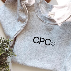 Sweat brodé confortable pour codeurs médicaux, pull avec coeur, idée cadeau spécialiste du codage, cadeau de certification CPC