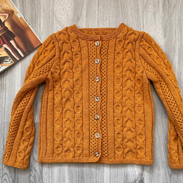 Pull en cachemire de pêcheur irlandais Tricot à la main câblé pour femmes Hiver léger cardigan citrouille rétro des années 1970 cardigan cadeau de vacances personnalisé