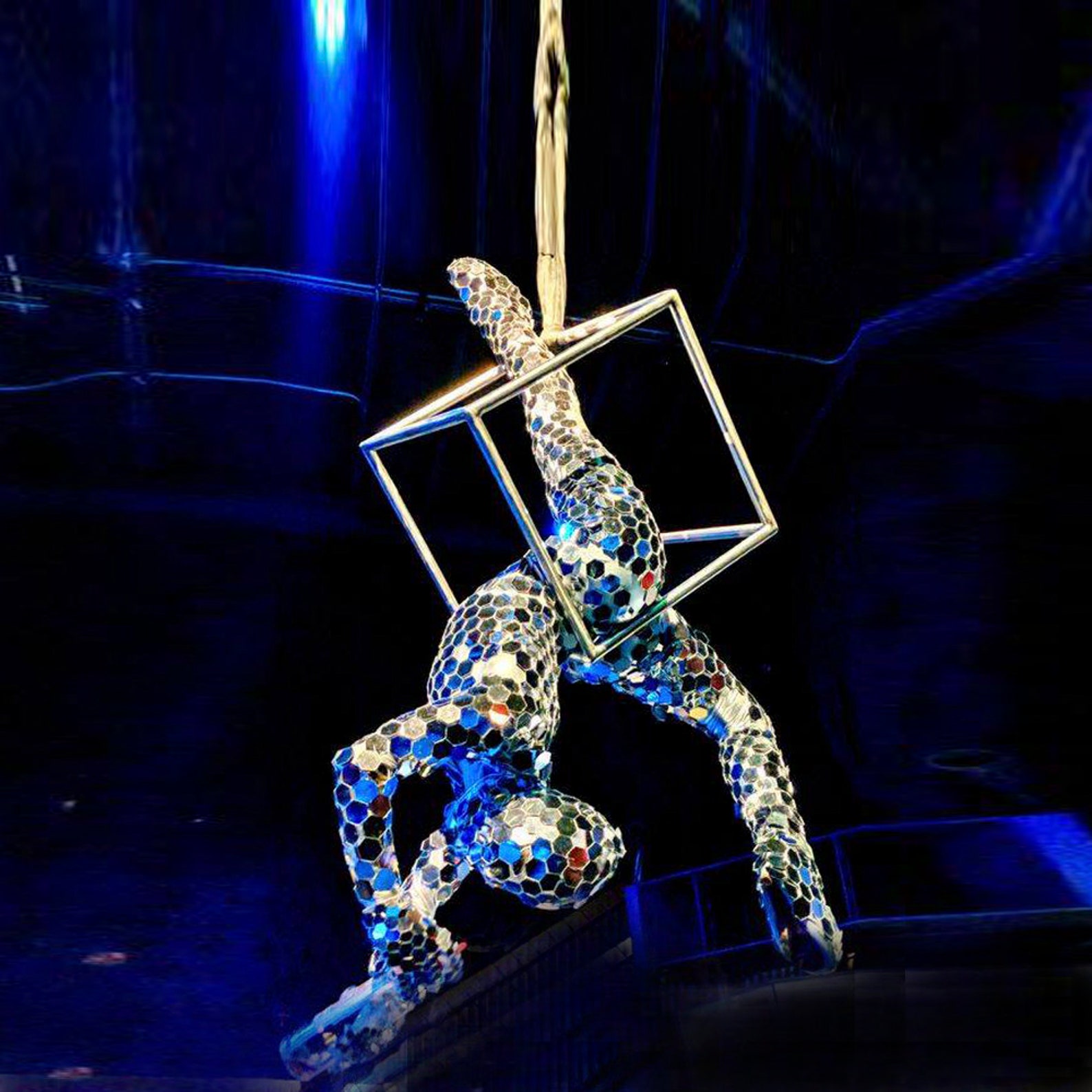 зеркальные танцы. зеркальные танцы. зеркальные танцы. зеркало шоу. танцевальный номер с зеркальными кубами.