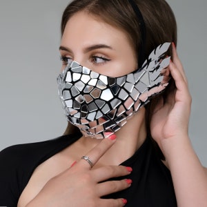 Máscara facial de espejo plateado con plumas de lentejuelas / máscara facial de diseñador navideño / estilo vidrio roto / disfraz de hombre espejo / por ETERESHOP _M115