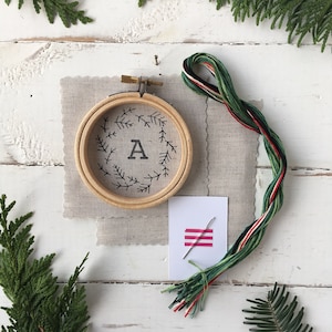 Embroidery kit Christmas ornament, monogram letter ornament, personalized embroidery ornament, DIY Christmas keepsake, make at home craft afbeelding 8