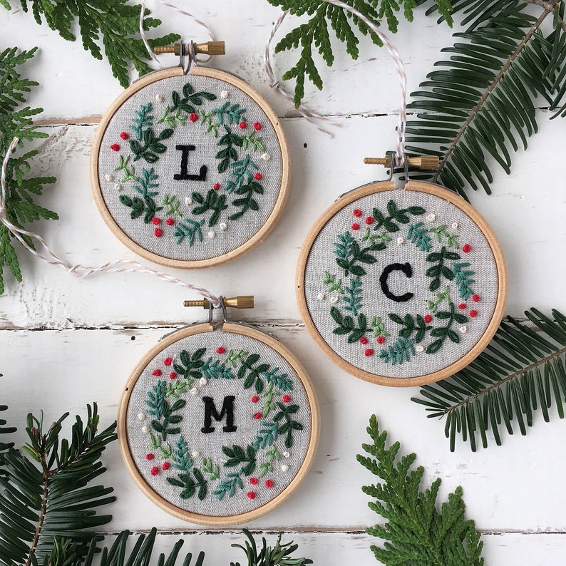 Embroidery kit Christmas ornament, monogram letter ornament, personalized embroidery ornament, DIY Christmas keepsake, make at home craft afbeelding 2