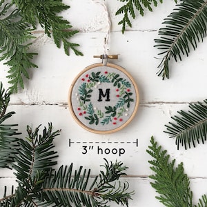 Embroidery kit Christmas ornament, monogram letter ornament, personalized embroidery ornament, DIY Christmas keepsake, make at home craft afbeelding 3