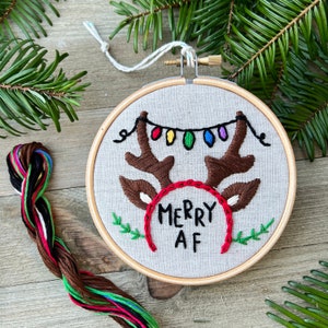Grappige borduurset kerst - Merry AF-kerstornament