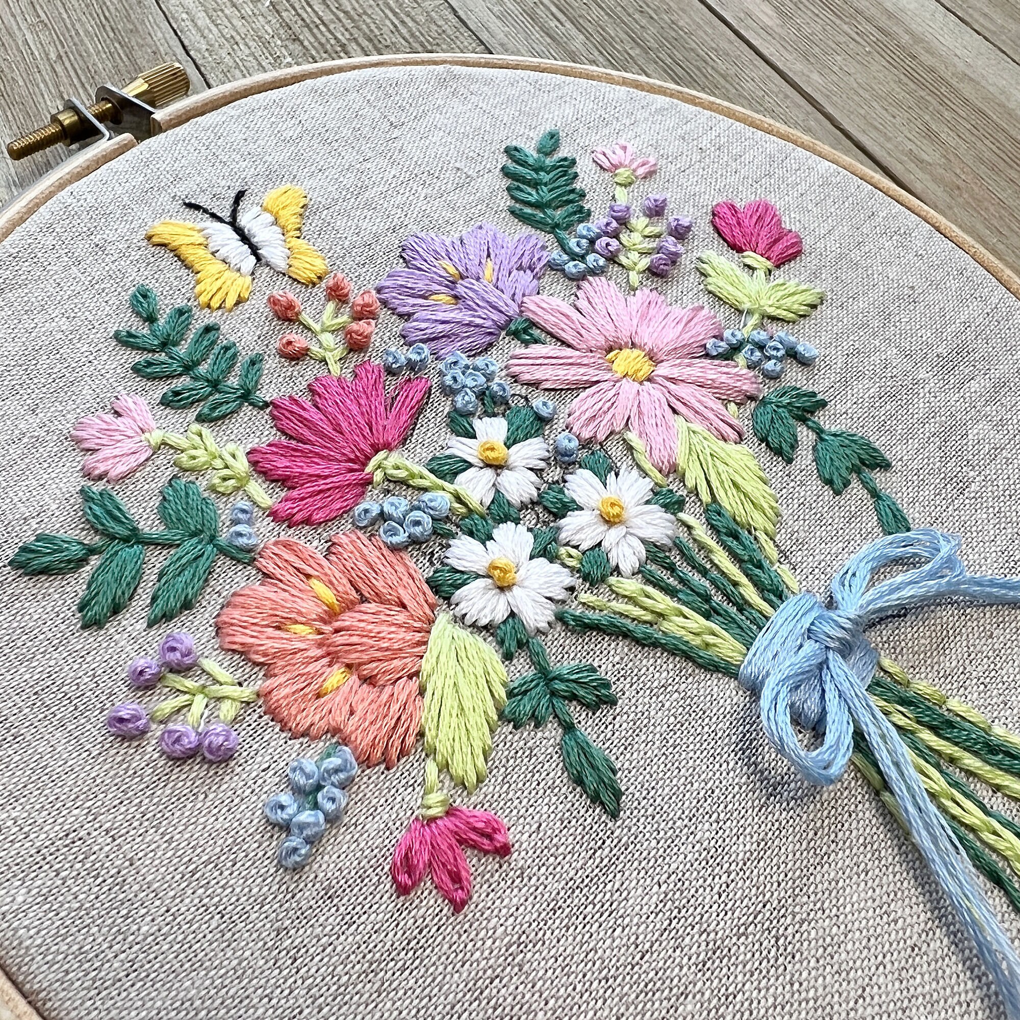 Floral Bouquet Beginner Embroidery Kit DIY Gift for Mother's Day Flower  Embroidery DIY Craft Kit for Adults 