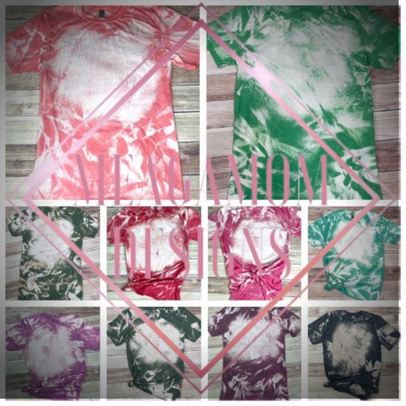 Może przedstawiać: Kolekcja koszulek tie-dye w r&oacute;żnych kolorach, w tym czerwonym, zielonym, r&oacute;żowym, fioletowym i czarnym. Każda koszulka ma wybielony, postarzany wz&oacute;r. Koszulki są prezentowane na drewnianej powierzchni.