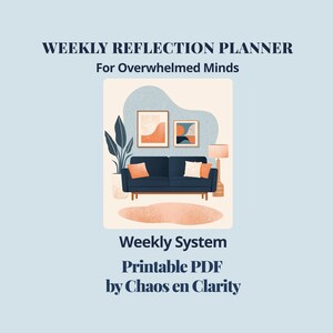 Peut inclure: Illustration numérique d'un planificateur de réflexion hebdomadaire. L'image présente un canapé bleu, des œuvres d'art et une lampe. Le texte indique "WEEKLY REFLECTION PLANNER For Overwhelmed Minds" et "Weekly System Printable PDF by Chaos en Clarity".