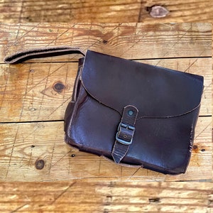 Vintage leather purse: Rustic essential accessory for men or women