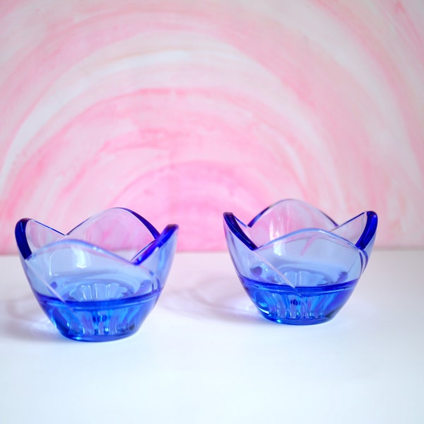 Kerzenhalter Set, Teelicht in Blütenform und konischem Kerzenhalter blaues Glas