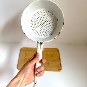 Colador de cocina antiguo Esmalte blanco desgastado Cocina de casa de campo