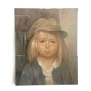 La icónica niña rubia llorando con sombrero Arte: Descubra la reproducción del retrato vintage en madera de Bragolin