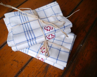 2 ANTIKE KÜCHEN GESCHIRRTÜCHER, weiß blau kariert mit roter Monogrammstickerei, Geschirrtücher