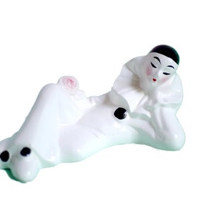 Keramik Harlekin Figur, loungender Narr mit Rosenknospe