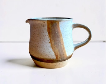 Jarra de estilo nórdico de mediados de siglo, hecha a mano • Gres moteado firmado • Cerámica de estudio