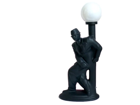 80er Keramik Figur LAMPE / Mann im Anzug an Laterne / post modern Tischleuchte