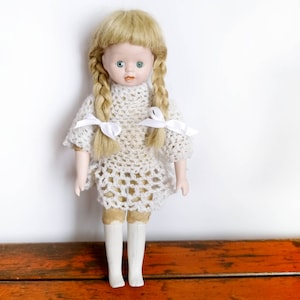 Antike Porzellan PUPPE, Baby vintage dekorative Puppe mit Crocket Kleid und langen blonden Haaren