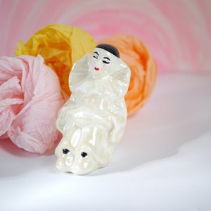 Sitzende serene Pierrot Figur irisierend, Vintage 80er Jahre
