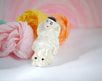 Sitzende gelassene Pierrot Figur irisierend, Vintage 80er Jahre