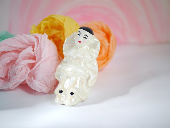 Sitzende serene Pierrot Figur irisierend, Vintage 80er Jahre