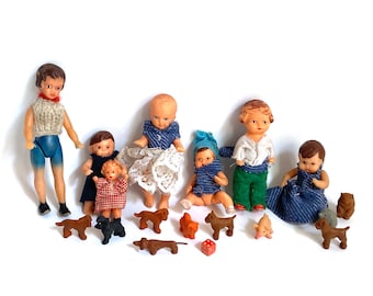Vintage ARI Puppenhaus Puppen aus den 1960er Jahren, darunter Vintage Wäschekorb für Puppenstube en Gummi Vintage Miniatur Tiere
