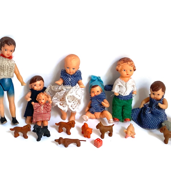 Vintage ARI Puppenhaus Puppen aus den 1960er Jahren, darunter Vintage Wäschekorb für Puppenstube und Gummi Vintage Miniatur Tiere
