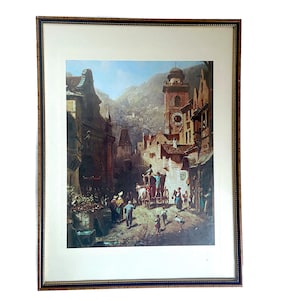 Peut inclure: Une estampe vintage encadrée d'une peinture représentant une scène de rue animée dans une ville européenne. La scène présente un carrosse tiré par des chevaux, des gens qui marchent et une haute tour d'horloge en arrière-plan. La peinture est dans un cadre en bois brun avec un passe-partout doré.