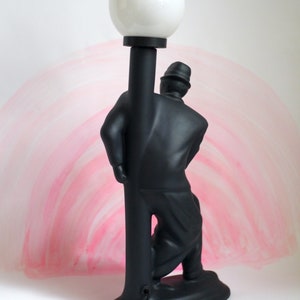 80er Keramik Figur LAMPE / Mann im Anzug an Laterne / post modern Tischleuchte image 5