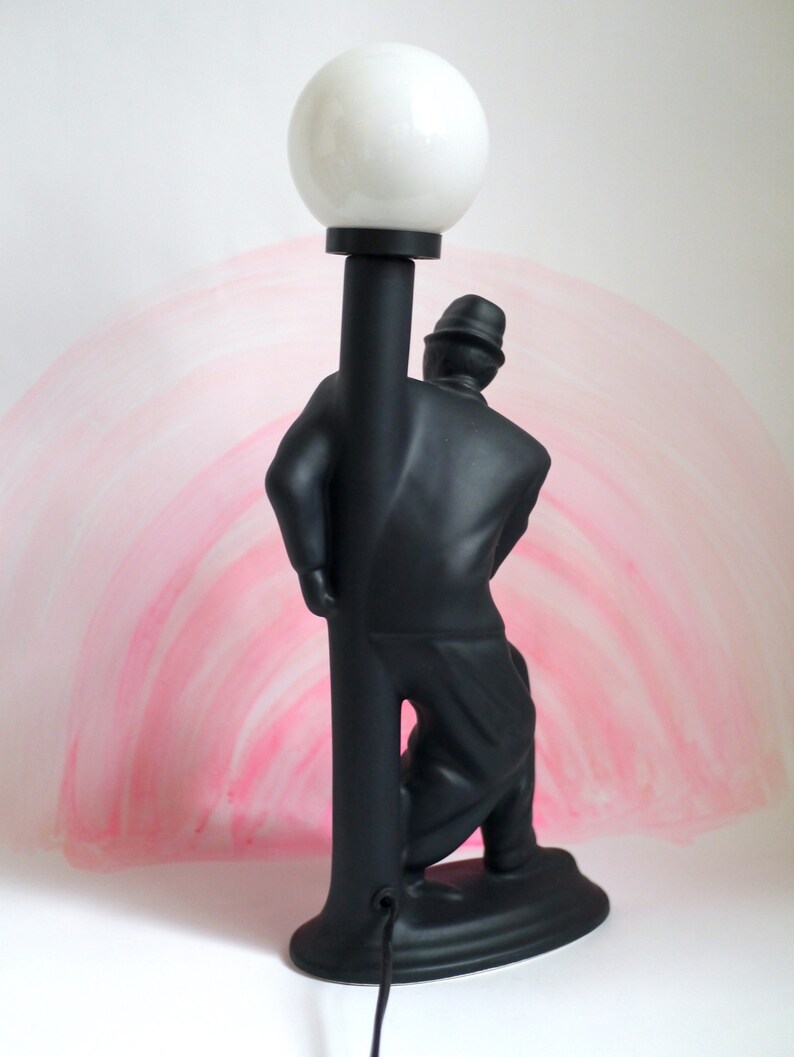 80er Keramik Figur LAMPE / Mann im Anzug an Laterne / post modern Tischleuchte image 5