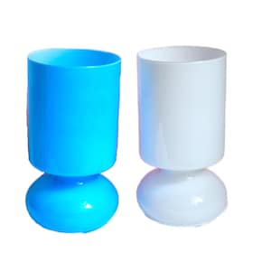以下が含まれることがあります： 青いプラスチック製のキャンドルホルダーと白いプラスチック製のキャンドルホルダーの2つ。どちらも円筒形のトップと丸いベースがあります。