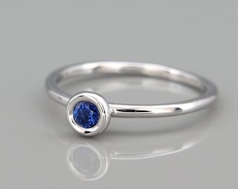 Etwas Blauer Saphir Ring Septembr Birthstone | Dieser schlichte Stapelring aus 585er Weißgold ist mit einem natürlichen, unbehandelten, blauen Saphir besetzt