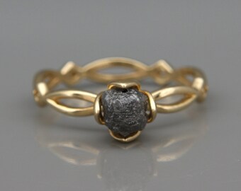 Anillo de compromiso con diamante negro natural en bruto sin tallar / Anillo de oro de 14k con diamante negro natural cuadrado en bruto / Anillo llamativo con diamante en bruto