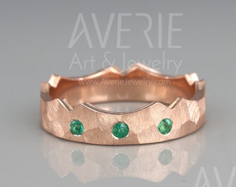 14k Rose Gold Textured Crown Wedding Band Set with Emeralds | Women hammered wedding ring in Crown style set with Emeralds