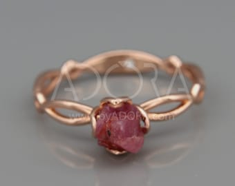Natuurlijke ruwe robijn verlovingsring | 14k roségouden ring bezet met een natuurlijke ruwe robijn en een verborgen diamant | Ongeslepen robijnring