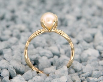 14K Gouden Keltische Parel Verlovingsring | Handgemaakte massief 14k gouden Keltische verlovingsring bezet met een natuurlijke witte parel