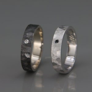 14k Schwarz-Weiß-14K Gold Facettierte Trauringe mit schwarzem und weißem Diamant | Strukturierte facettierte Eheringe 3 mm, 4 mm 5 mm 6 mm
