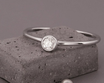 Solitaire diamanten ring geboortesteen april | Handgemaakte massief 14k gouden stapelring bezet met een heldere diamant