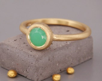 14k Gold Chrysoprase Ring | Handmade solid 14k gold ring set with a natural Chrysoprase