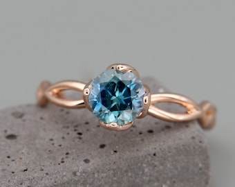 Verlovingsring met Montana saffier | 14k roségouden ring bezet met een natuurlijke Montana saffier en een gratis verborgen diamant.